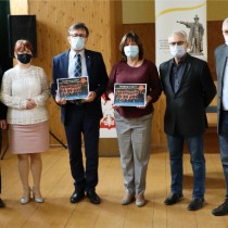 Powiększ zdjęcie Od%20lewej%20stoją:%20Wicestarosta%20Łukasz%20Karpiński,%20Członek%20Zarządu%20Powiatu%20Włoszczowskiego%20Małgorzata%20Gusta,%20Starosta%20Włoszczowski%20Dariusz%20Czechowski,%20Dyrektor%20I%20LO%20Bożena%20Kaczor,%20Łukasz%20Michalski,%20Andrzej%20Urbański