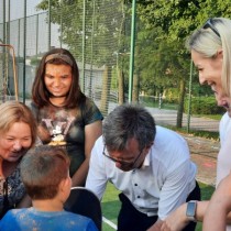 Powiększ zdjęcie Starosta Dariusz Czechowski wręcza upominki najmłodszym uczestnikom pikniku.