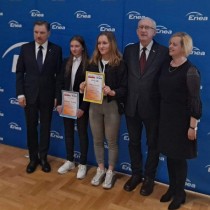 Powiększ zdjęcie Uczennice%20ZS%20nr%203%20we%20Włoszczowie%20z%20nauczycielką,%20Przewodniczący%20Komisji%20Krajowej%20NSZZ%20„Solidarność”%20i%20Przewodniczący%20Zarządu%20Regionu%20Świętokrzyskiego%20NSZZ%20