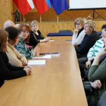 Powiększ zdjęcie Przewodnicząca%20Powiatowej%20Rady%20KGW%20Beata%20Bąk%20wita%20przybyłe%20na%20spotkanie%20panie