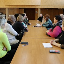 Powiększ zdjęcie Przedstawicielki kół gospodyń wiejskich omawiają szczegóły planowanego spotkania wielkanocnego