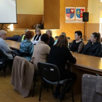 Powiększ zdjęcie Przedstawicielki kół gospodyń wiejskich omawiają szczegóły planowanego spotkania wielkanocnego