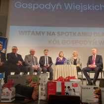 Powiększ zdjęcie Na scenie głos zabierają organizatorzy spotkania