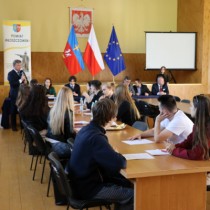 Powiększ zdjęcie Przewodniczący Sejmiku Andrzej Pruś opowiada uczniom włoszczowskich szkół o Młodzieżowym Sejmiku Województwa Świętokrzyskiego