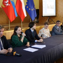 Powiększ zdjęcie Głos zabiera Veronika Kurdybakha Przewodnicząca Młodzieżowego Sejmiku Województwa Świętokrzyskiego