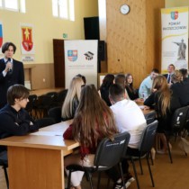 Powiększ zdjęcie  Głos zabiera Wiceprzewodniczący Młodzieżowego Sejmiku Województwa Świętokrzyskiego Oskar Frydrych 