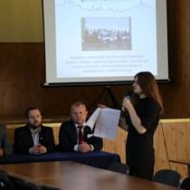 Powiększ zdjęcie Głos zabiera była Przewodnicząca Młodzieżowego Sejmiku Województwa Świętokrzyskiego Zofia Mogielska