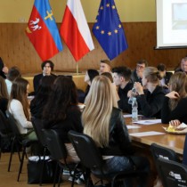 Powiększ zdjęcie Przewodniczący Sejmiku Andrzej Pruś zachęca młodzież do zgłaszania swoich kandydatur