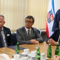 Powiększ zdjęcie Od%20lewej%20siedzą:%20Wicestarosta%20Łukasz%20Karpiński,%20Starosta%20Włoszczowski%20Dariusz%20Czechowski,%20Starosta%20Kielecki%20Mirosław%20Gębski