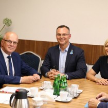 Powiększ zdjęcie Spotkanie partnerów projektu „Świętokrzyskie dla Ukrainy”. Pierwsza z prawej Wicemarszałek Renata Janik.
