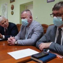 Powiększ zdjęcie Uczestnicy%20spotkania%20rozmawiają%20o%20możliwości%20powstania%20ścieżki%20rowerowej