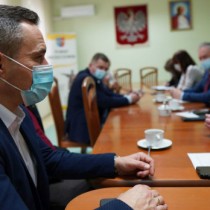 Powiększ zdjęcie Uczestnicy spotkania rozmawiają o możliwości powstania ścieżki rowerowej