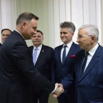 Powiększ zdjęcie Prezydent RP Andrzej Duda wita się z Posłem Krzysztofem Lipcem