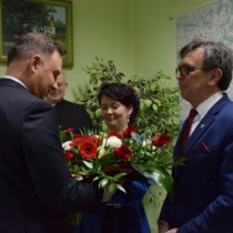 Powiększ zdjęcie Starosta Włoszczowski Dariusz Czechowski i Członek Zarządu Powiatu Małgorzata Gusta wręczają Prezydentowi RP bukiet kwiatów
