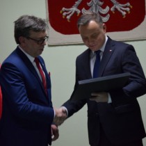 Powiększ zdjęcie Prezydent RP Andrzej Duda wręcza upominek Staroście Włoszczowskiemu Dariuszowi Czechowskiemu