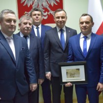 Powiększ zdjęcie Burmistrz Gminy Włoszczowa i Wójtowie Kluczewska, Moskorzewa, Radkowa i Secemina z Prezydentem RP Andrzejem Dudą