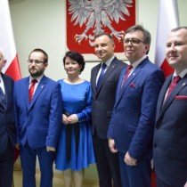 Powiększ zdjęcie Zarząd Powiatu Włoszczowskiego i Przewodniczący Rady Powiatu Włoszczowskiego z Prezydentem RP Andrzejem Dudą