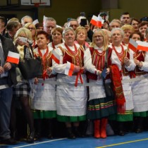 Powiększ zdjęcie Mieszkańcy powiatu włoszczowskiego na spotkaniu z Prezydentem RP w hali OSiR we Włoszczowie