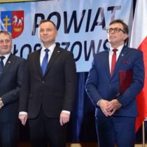 Powiększ zdjęcie Od lewej stoją: Wojewoda Świętokrzyski Zbigniew Koniusz, Prezydent RP Andrzej Duda, Starosta Włoszczowski Dariusz Czechowski