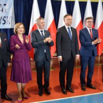 Powiększ zdjęcie Od lewej stoją: Marszałek Województwa Świętokrzyskiego, Sekretarz Stanu w Ministerstwie Sportu i Turystyki, Wojewoda Świętokrzyski, Prezydent RP, Starosta Włoszczowski