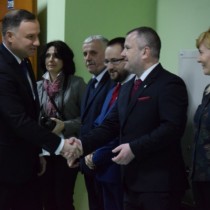 Powiększ zdjęcie Prezydent RP Andrzej Duda wita się z Wicestarostą Łukaszem Karpińskim