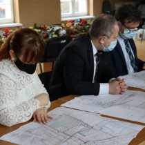 Powiększ zdjęcie Spotkanie z projektantem hali sportowej przy I LO we Włoszczowie. Od lewej: Członek Zarządu Powiatu Włoszczowskiego Małgorzata Gusta, Wicestarosta Łukasz Karpiński, Starosta Włoszczowski Dariusz Czechowski.