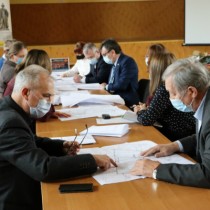 Powiększ zdjęcie Spotkanie z projektantem hali sportowej przy I LO we Włoszczowie. Na pierwszym planie z lewej - Łukasz Michalski, z prawej - Andrzej Urbański.
