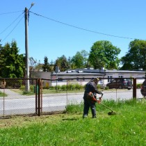 Powiększ zdjęcie Koszenie trawy przy szpitalu