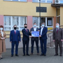 Powiększ zdjęcie %20Stoją%20od%20lewej:%20Członkowie%20Zarządu%20Powiatu%20Włoszczowskiego%20Małgorzata%20Gusta%20i%20Rafał%20Pacanowski,%20Poseł%20Bartłomiej%20Dorywalski,%20Dyrektor%20ZOZ%20Włoszczowa%20Rafał%20Krupa,%20Starosta%20Włoszczowski%20Dariusz%20Czechowski%20i%20Wicestarosta%20Łukasz%20Karpiński