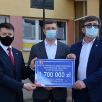 Powiększ zdjęcie Poseł Bartłomiej Dorywalski, Dyrektor ZOZ Włoszczowa Rafał Krupa i Starosta Włoszczowski Dariusz Czechowski trzymają symboliczny bon