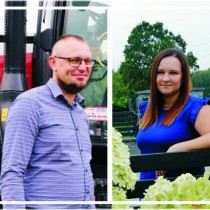 Powiększ zdjęcie Starostowie%20Dożynek%20Powiatowych%20w%20Radkowie.%20Od%20prawej:%20Małgorzata%20Żesławska%20z%20Krzepina%20(gmina%20Secemin)%20i%20Tomasz%20Popczyk%20z%20Ojsławic%20(gmina%20Radków)..