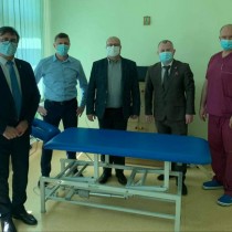 Powiększ zdjęcie Od%20lewej%20stoją:%20Starosta%20Włoszczowski,%20Dyrektor%20ZOZ%20Włoszczowa,%20Wójt%20Gminy%20Krasocin,%20Wicestarosta,%20Kierownik%20Działu%20Fizjoterapii
