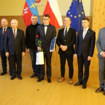 Powiększ zdjęcie Stypendysta Bartłomiej Drozdowski z tatą, Posłem Lipcem i Dorywalskim, Starostą Włoszczowskim, Wicestarostą, Wizytatorem Kuratorium Oświaty w Kielcach i Dyrektorem ZS nr 3 we Włoszczowie