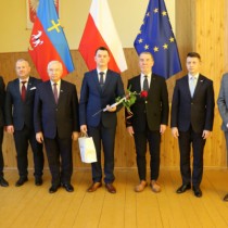 Powiększ zdjęcie Stypendysta Marcin Wójcik z Posłem Lipcem i Dorywalskim, Starostą Włoszczowskim, Wicestarostą, Wizytatorem Kuratorium Oświaty w Kielcach i  i Dyrektorem ZS nr 3 we Włoszczowie