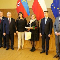 Powiększ zdjęcie Mama stypendysty Michała Hudobskiego z Posłem Lipcem i Dorywalskim, Starostą Włoszczowskim, Wicestarostą, Wizytatorem Kuratorium Oświaty w Kielcach i Dyrektor I LO we Włoszczowie