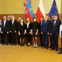 Powiększ zdjęcie Wspólne zdjęcie uczestników uroczystości
