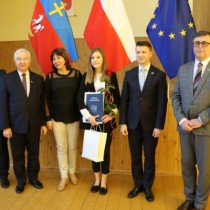 Powiększ zdjęcie Stypendystka Julia Synowska z Posłem Lipcem i Dorywalskim, Starostą Włoszczowskim, Wicestarostą i Dyrektor I LO we Włoszczowie