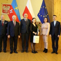 Powiększ zdjęcie Stypendystka Amelia Bartos z mamą, Posłem Lipcem i Dorywalskim, Starostą Włoszczowskim, Wicestarostą, Wizytatorem Kuratorium Oświaty w Kielcach i Wicedyrektorem ZS nr 2 we Włoszczowie