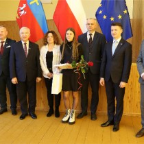 Powiększ zdjęcie Stypendystka Kinga Natkowska z mamą, Posłem Lipcem i Dorywalskim, Starostą Włoszczowskim, Wicestarostą, Wizytatorem Kuratorium Oświaty w Kielcach i Wicedyrektorem ZS nr 2 we Włoszczowie