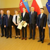 Powiększ zdjęcie Stypendysta Michał Jamróz z mamą, Posłem Lipcem i Dorywalskim, Starostą Włoszczowskim, Wicestarostą, Wizytatorem Kuratorium Oświaty w Kielcach i Wicedyrektorem ZS nr 2 we Włoszczowie