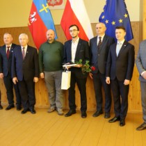 Powiększ zdjęcie Stypendysta Kacper Nowak z tatą, Posłem Lipcem i Dorywalskim, Starostą Włoszczowskim, Wicestarostą, Wizytatorem Kuratorium Oświaty w Kielcach i Wicedyrektorem ZS nr 2 we Włoszczowie