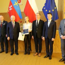 Powiększ zdjęcie Stypendystka Małgorzata Rydz z Posłem Lipcem i Dorywalskim, Starostą Włoszczowskim, Wicestarostą, Wizytatorem Kuratorium Oświaty w Kielcach i Dyrektorem ZS nr 3 we Włoszczowie