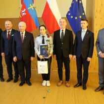 Powiększ zdjęcie Stypendystka Dajana Orzeł z Posłem Lipcem i Dorywalskim, Starostą Włoszczowskim, Wicestarostą, Wizytatorem Kuratorium Oświaty w Kielcach i Dyrektorem ZS nr 3 we Włoszczowie