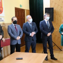 Powiększ zdjęcie Wręczenie%20stypendiów.%20Od%20lewej%20stoją:%20Kierownik%20Wydziału%20Edukacji,%20Kultury%20i%20Spraw%20Obywatelskich%20Starostwa%20Powiatowego%20we%20Włoszczowie,%20Członek%20Zarządu%20Powiatu,%20Wicestarosta,%20Starosta%20Włoszczowski,%20Członek%20Zarządu%20Powiatu%20Włoszczowskiego.