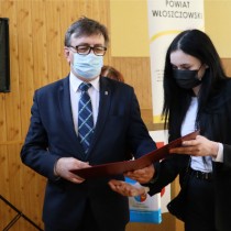 Powiększ zdjęcie Starosta gratuluje stypendystce Karolinie Dymek.