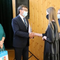 Powiększ zdjęcie Starosta gratuluje stypendystce Wiktorii Łęckiej.