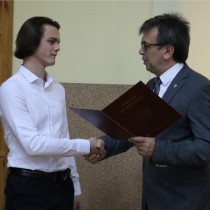 Powiększ zdjęcie Stypendyście gratuluje Starosta Włoszczowski Dariusz Czechowski