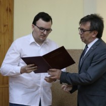 Powiększ zdjęcie Stypendyście gratuluje Starosta Włoszczowski Dariusz Czechowski