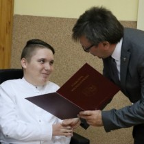 Powiększ zdjęcie Stypendyście gratuluje Starosta Włoszczowski Dariusz Czechowski