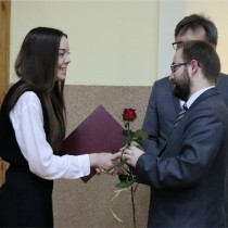 Powiększ zdjęcie Stypendystce gratuluje Członek Zarządu Powiatu Włoszczowskiego Rafał Pacanowski